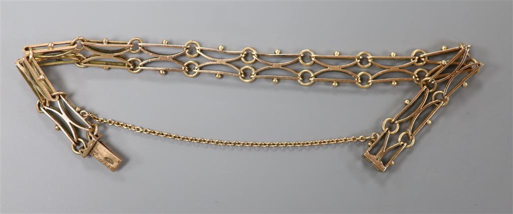 A 10ct yellow metal gatelink bracelet, approx. 16.5cm, 9.6 grams.
